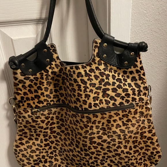 Gorgeous Large leopard print handbag with zipper pockets and long strap - Picture 2 of 3